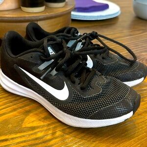 Nike 3.5 Y black/white tennis shoes